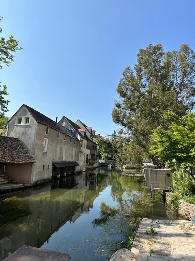 Appartement Bords De L'Eure Charmant Studio Chartres Exterior photo
