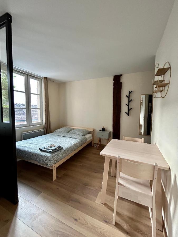 Appartement Bords De L'Eure Charmant Studio Chartres Exterior photo